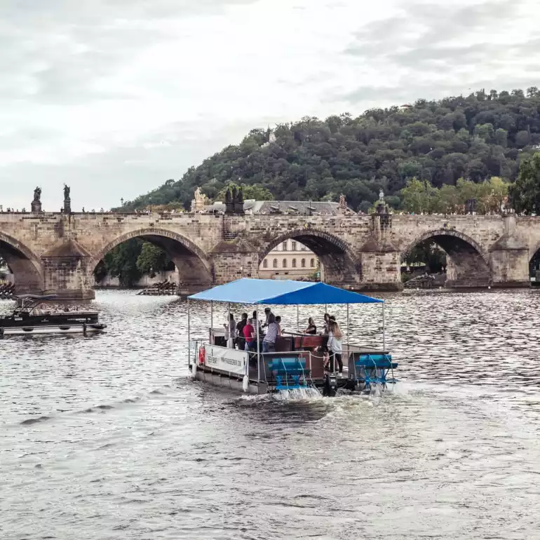 Simply Adventures - Vrijgezellenfeest - Praag - Bierfietsboot